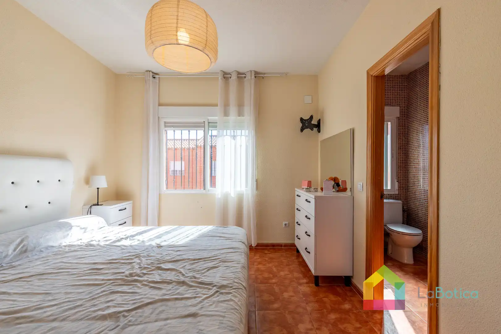 Habitación de Casa adosada en venta en Carmena con Calefacción