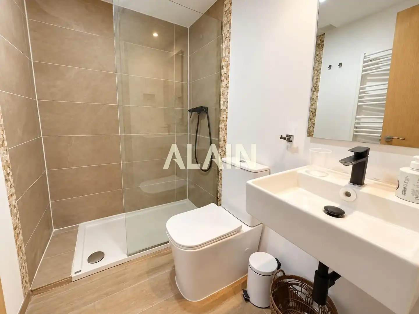 Baño de Piso en venta en Valencia con Aire acondicionado, Calefacción y Terraza