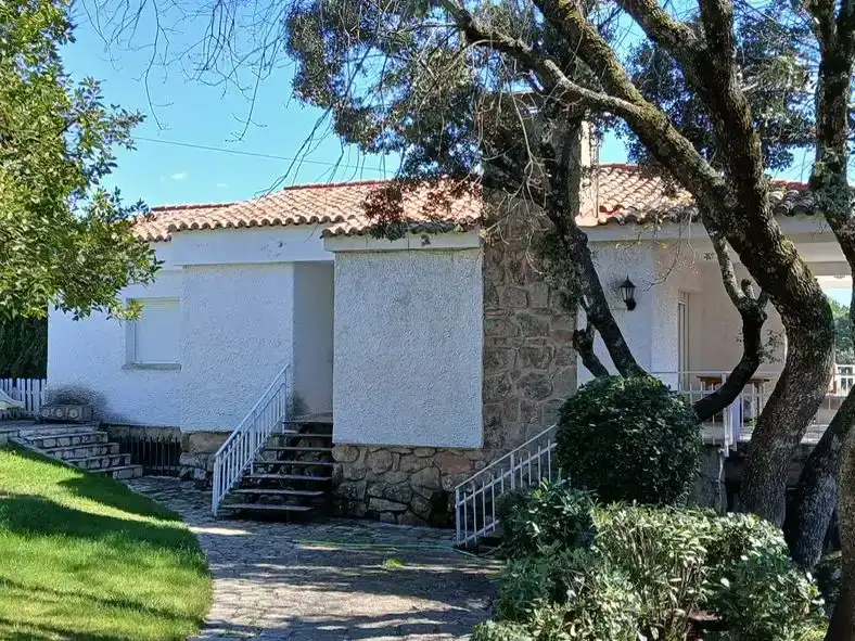 Vista exterior de Casa o xalet en venda en Valdemorillo amb Aire condicionat, Jardí privat i Traster