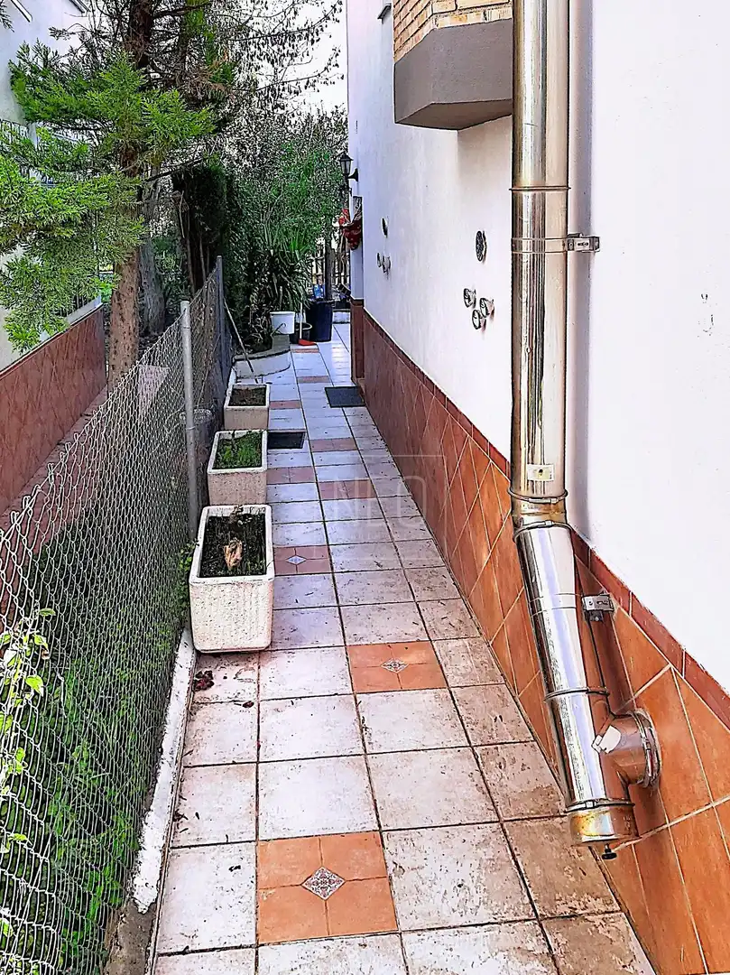 Vista exterior de Casa o chalet en venta en Cúllar Vega con Aire acondicionado, Calefacción y Jardín privado