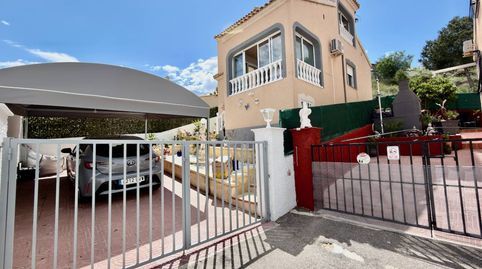 Preciosa villa reformada de 3 dormitoriosEsta elegante propiedad, completamente reformada, cuenta con 3 dormitorios y 2 bantildeos