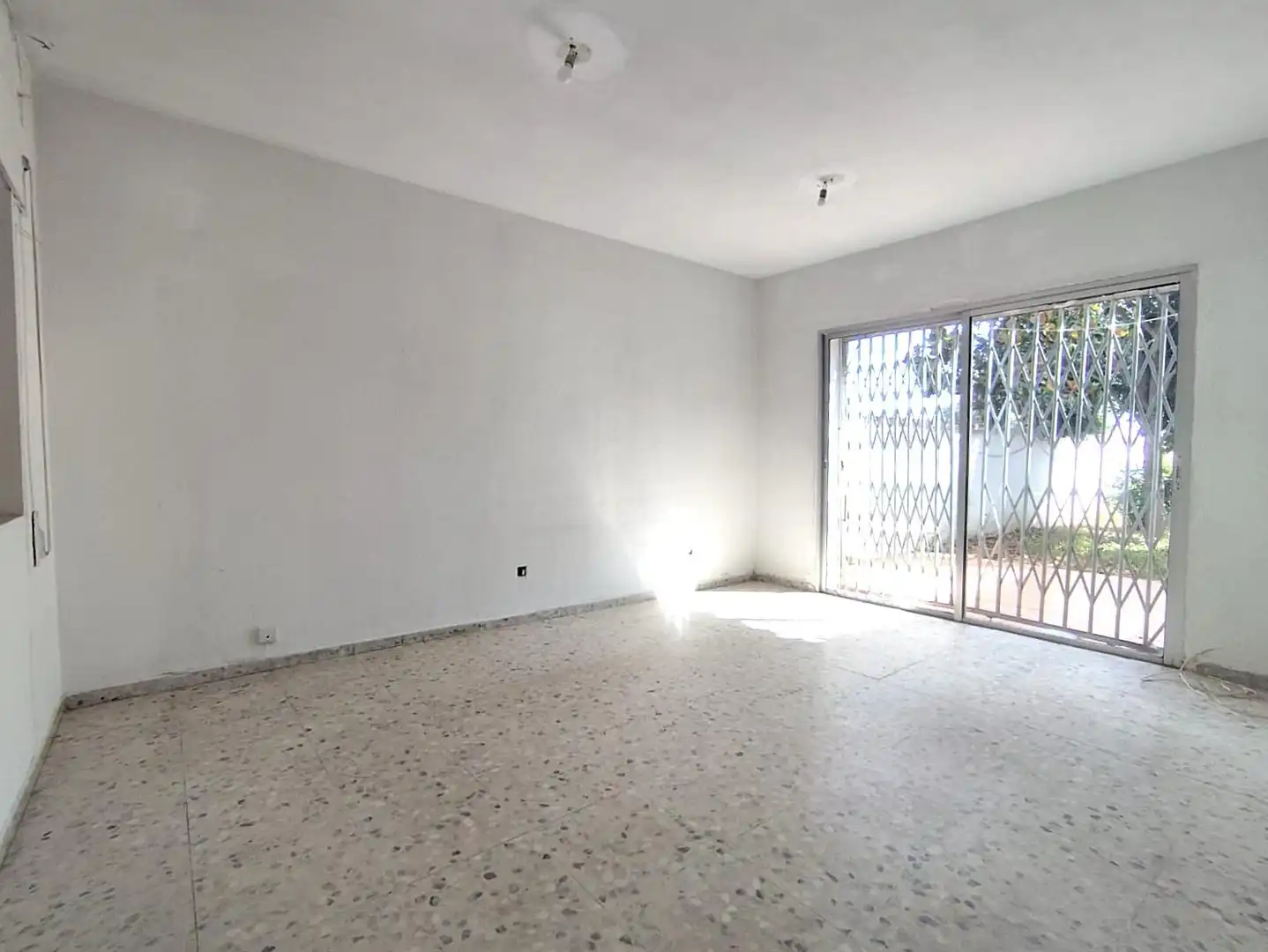 Sala d'estar de Casa adosada en venda en Alagón del Río amb Jardí privat, Traster i Balcó