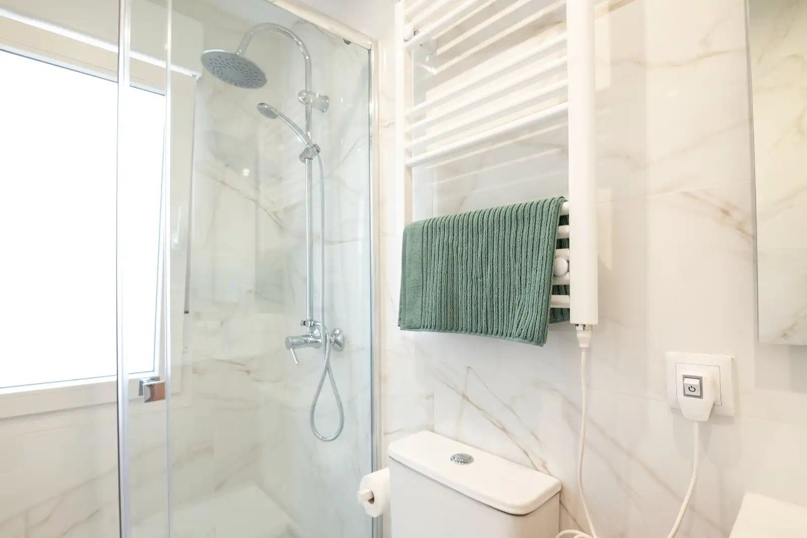 Bathroom of Flat for rent in Gijón   with Air Conditioner, Heating and Parquet flooring