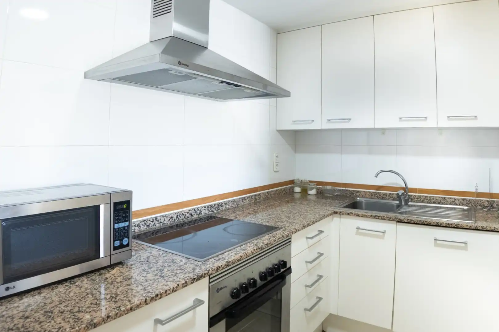 Küche von Wohnung zum Verkauf in Villajoyosa / La Vila Joiosa mit Klimaanlage, Heizung und Privatgarten