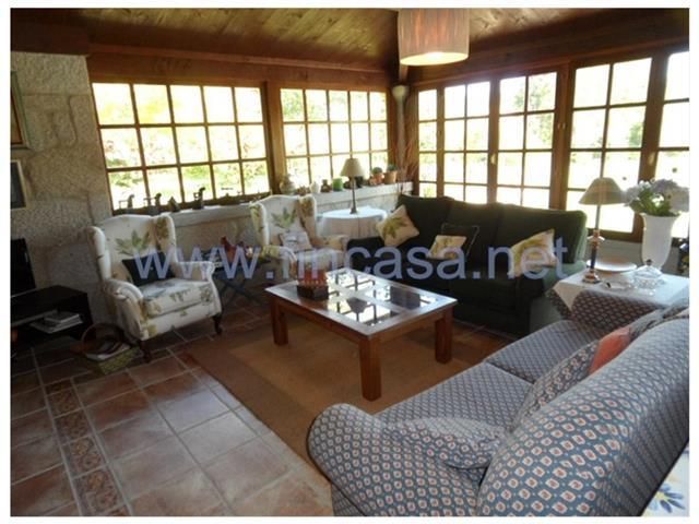 Sala d'estar de Casa o xalet en venda en Gondomar amb Jardí privat, Traster i Piscina