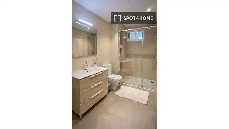 Baño de Piso para compartir en Madrid con Aire acondicionado, Calefacción y Amueblado