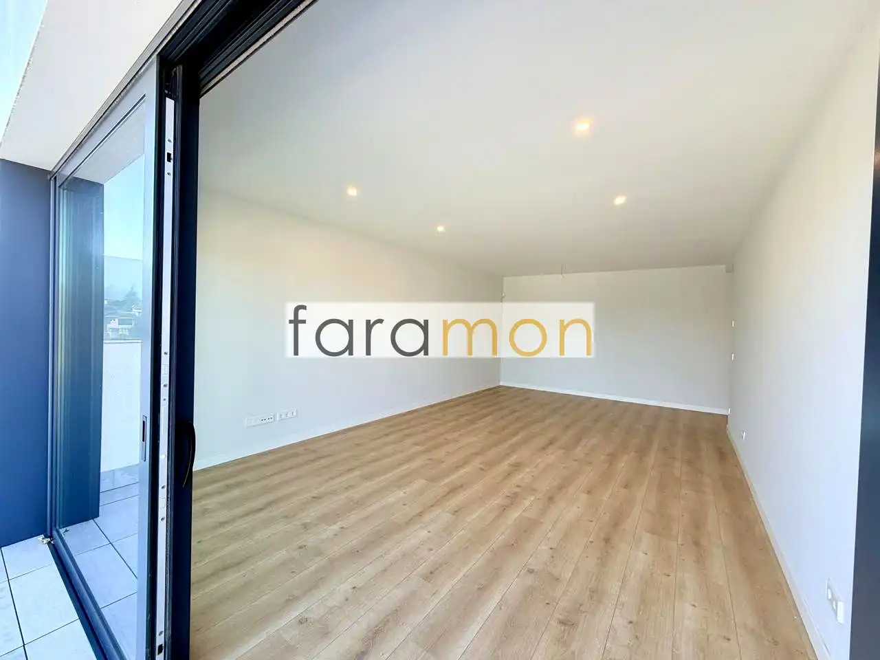 Außenansicht von Wohnung zum Verkauf in Vigo  mit Heizung, Terrasse und Abstellraum