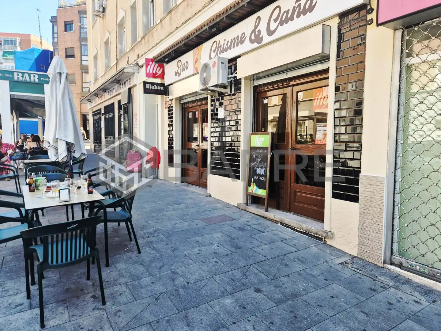 Vista exterior de Local en venda en Madrid