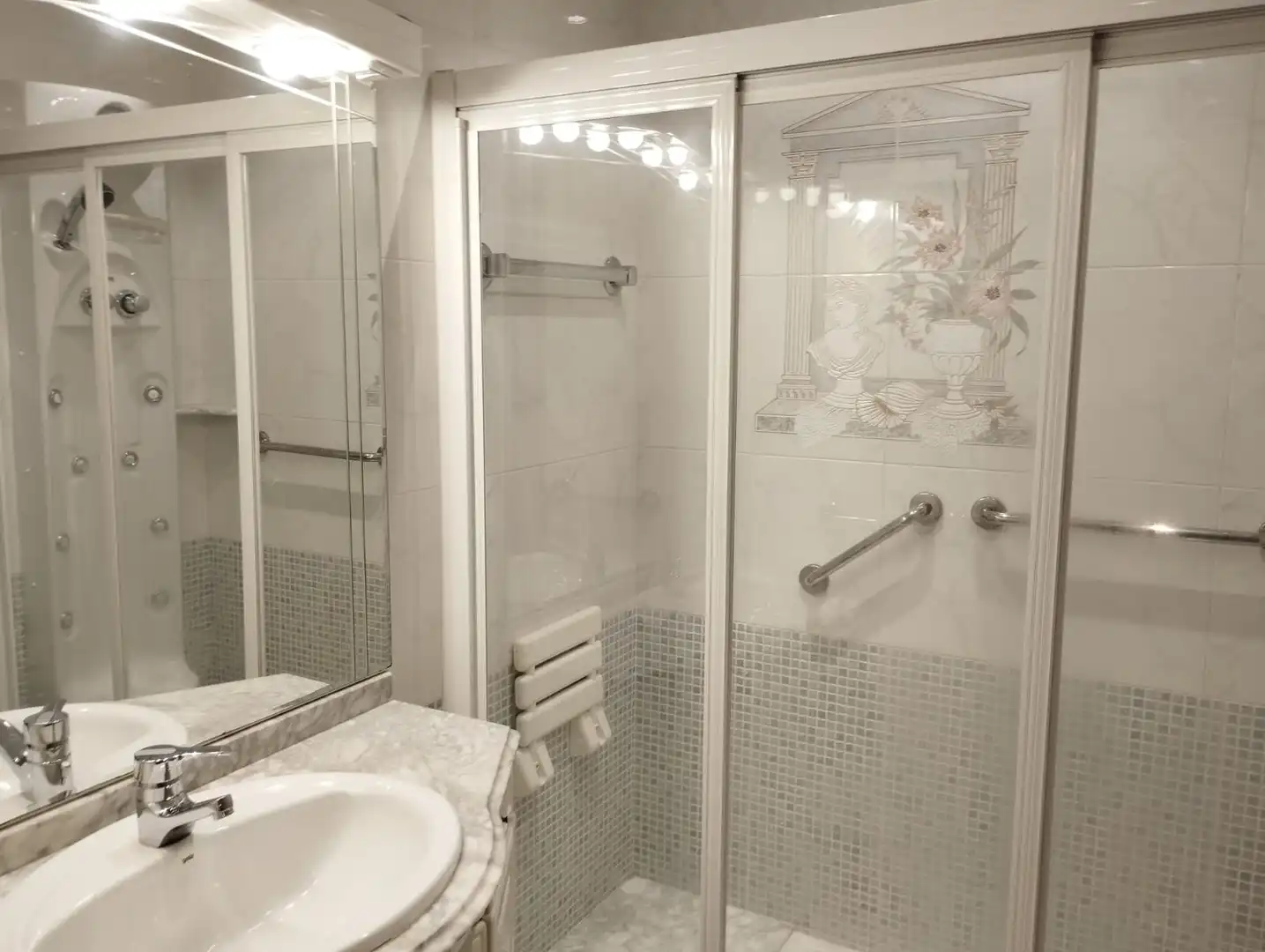 Bathroom of Flat for rent in Santiago de Compostela   with Heating, Furnished and Oven