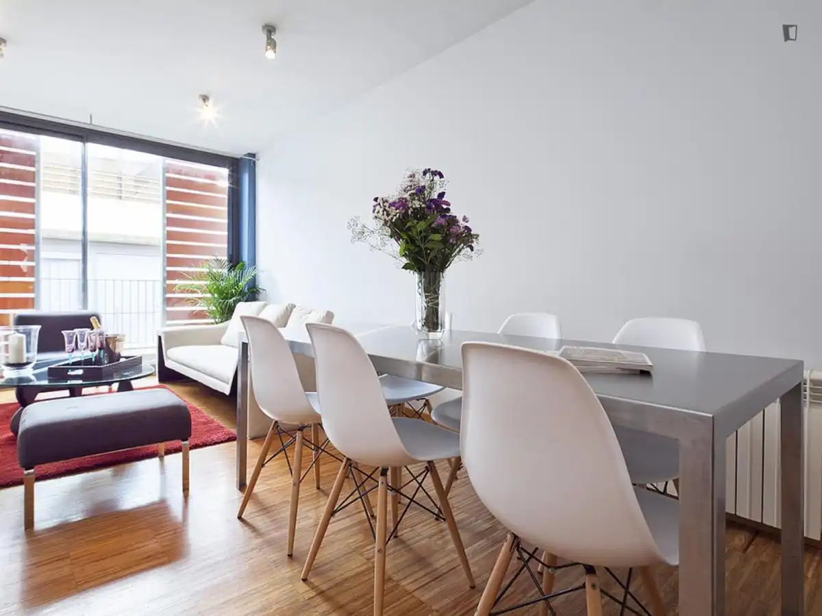 Comedor de Apartamento de alquiler en Barcelona con Aire acondicionado, Calefacción y Amueblado