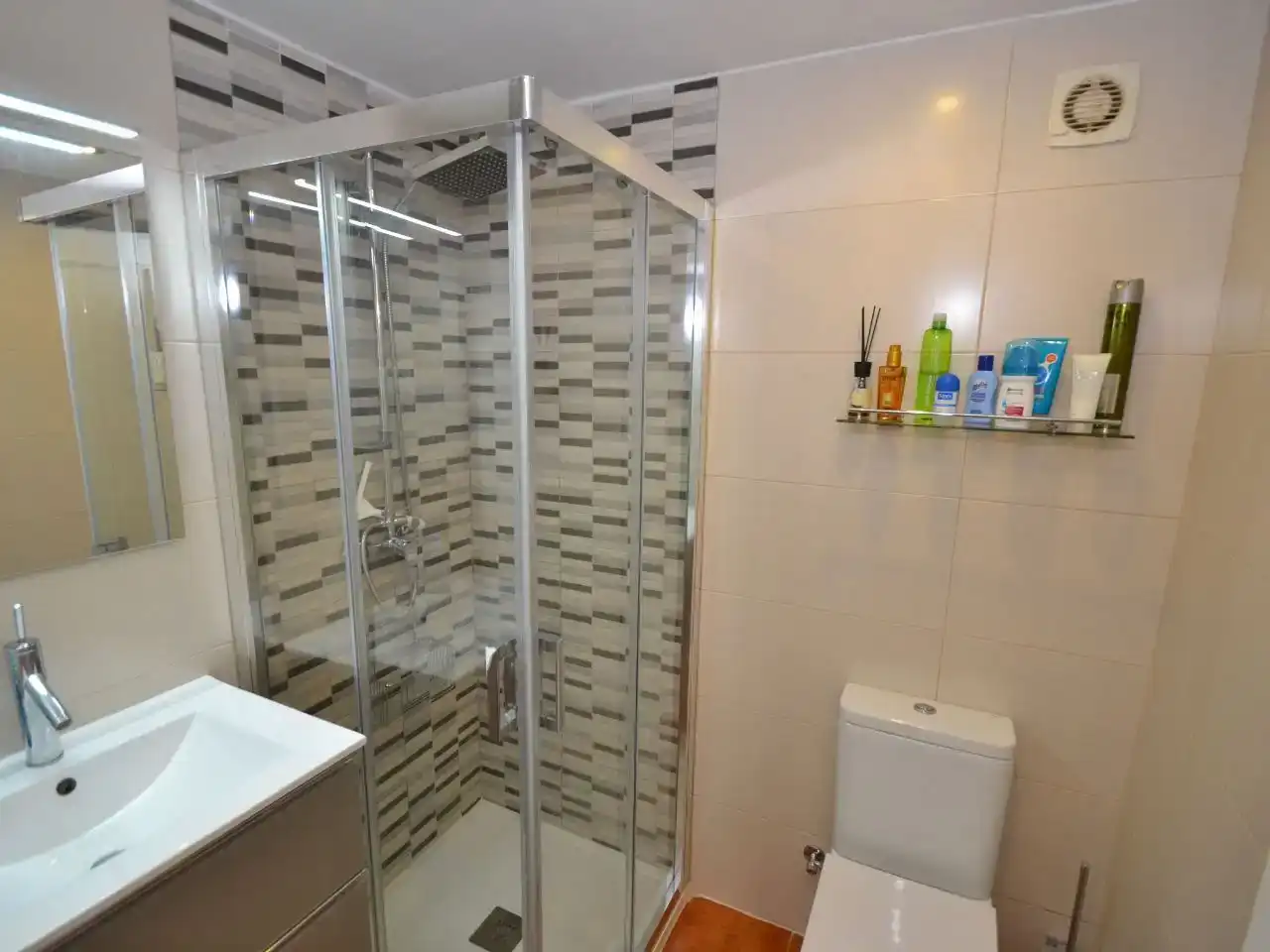 Bathroom of Flat for sale in Torremolinos  with Air Conditioner, Swimming Pool and Balcony