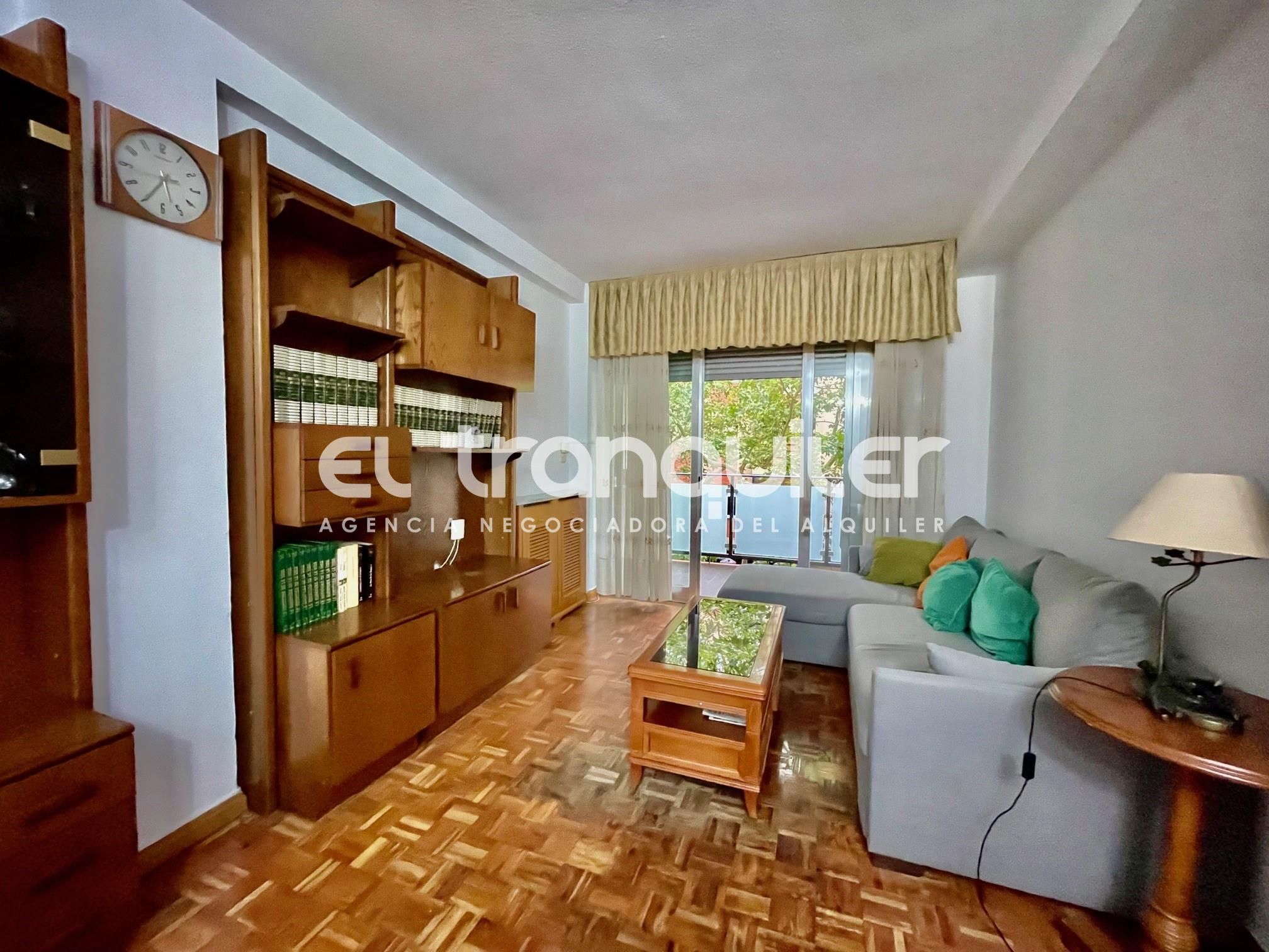 Sala d'estar de Pis en venda en Alcorcón amb Parquet, Terrassa i Moblat
