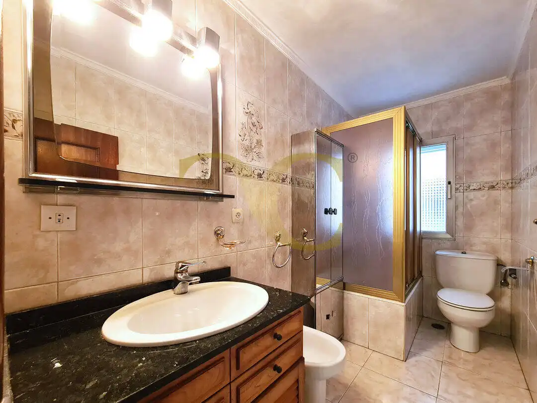 Baño de Piso en venta en Oviedo  con Terraza