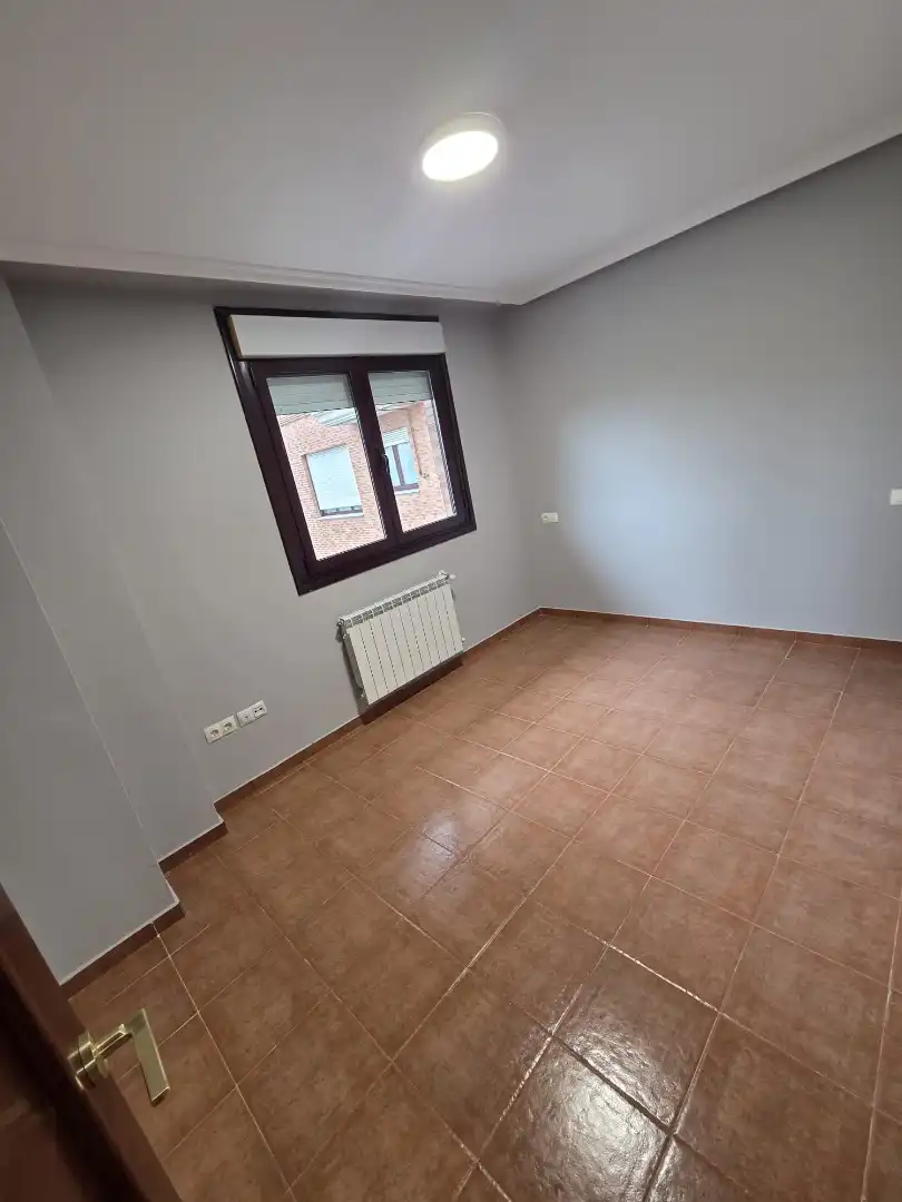 Schlafzimmer von Wohnung zur Miete in Oviedo  mit Heizung, Parkett und Abstellraum