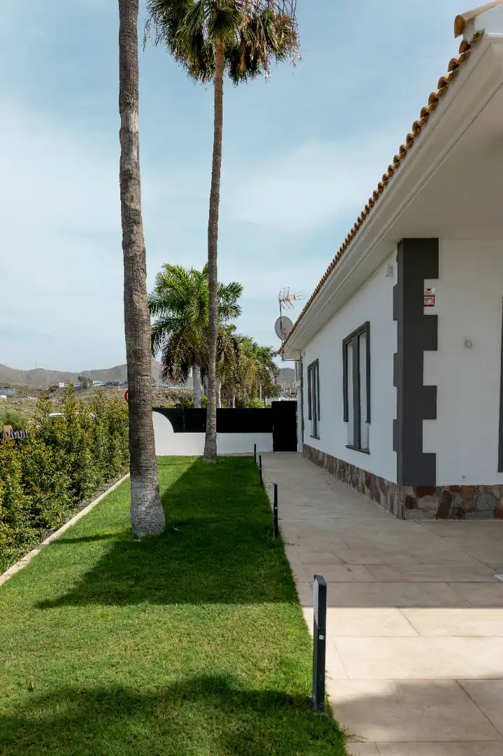 Vista exterior de Casa o xalet en venda en Arona amb Aire condicionat, Jardí privat i Parquet