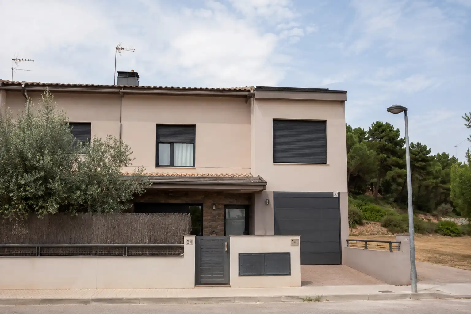 Vista exterior de Casa adosada en venta en Sant Julià de Vilatorta con Calefacción y Terraza