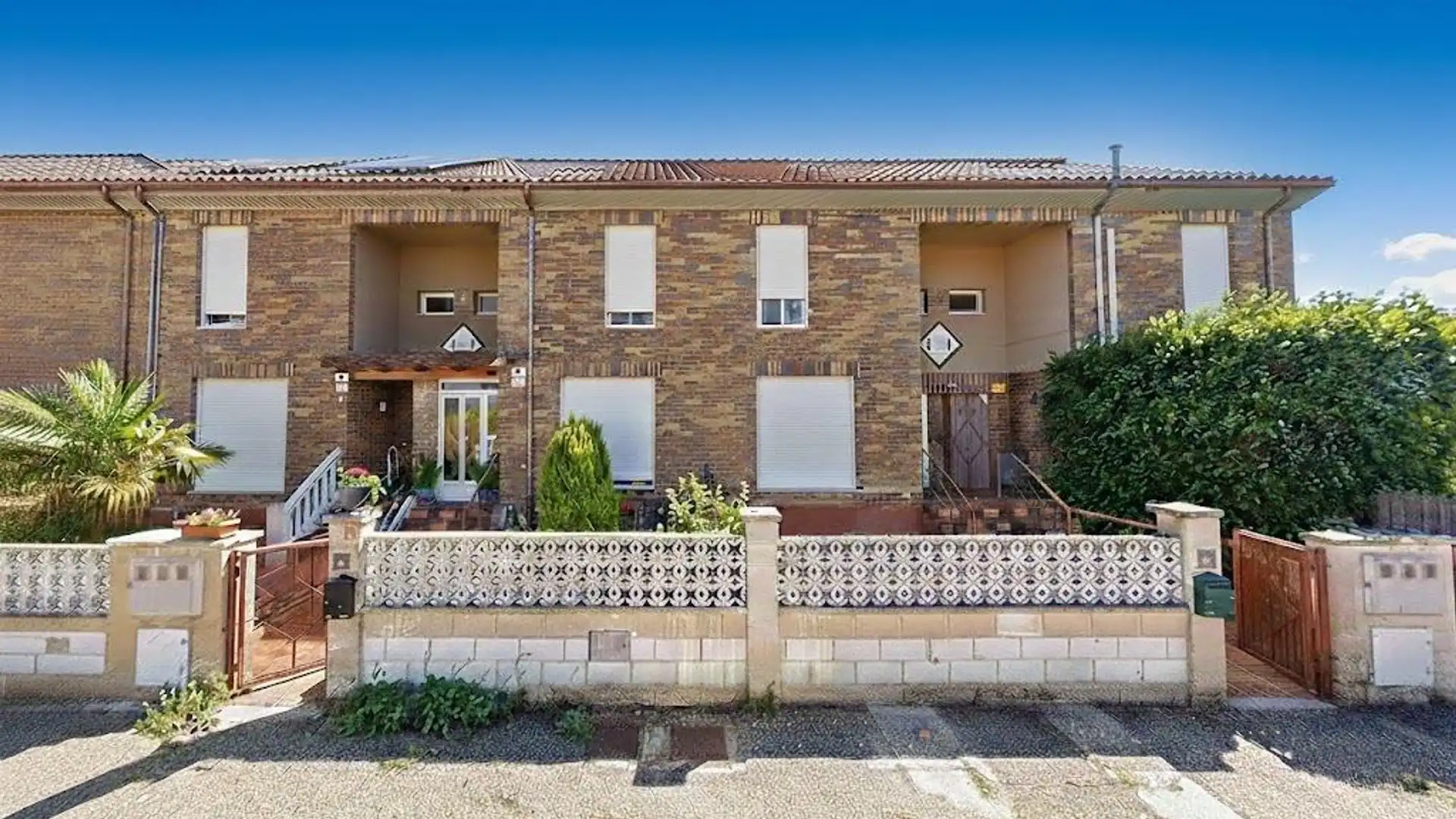Vista exterior de Casa adosada en venta en Villasabariego con Piscina comunitaria