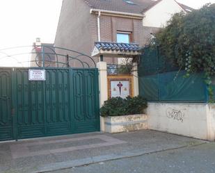 Vista exterior de Casa o xalet en venda en  Logroño amb Calefacció, Jardí privat i Parquet