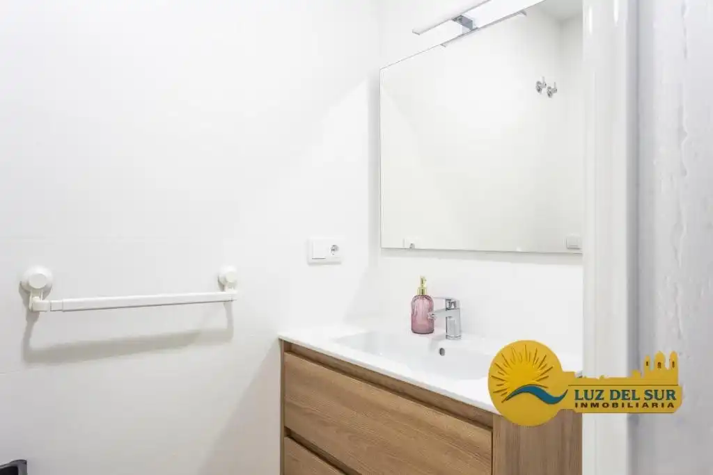 Baño de Planta baja de alquiler en Cádiz con Aire acondicionado, Calefacción y Amueblado