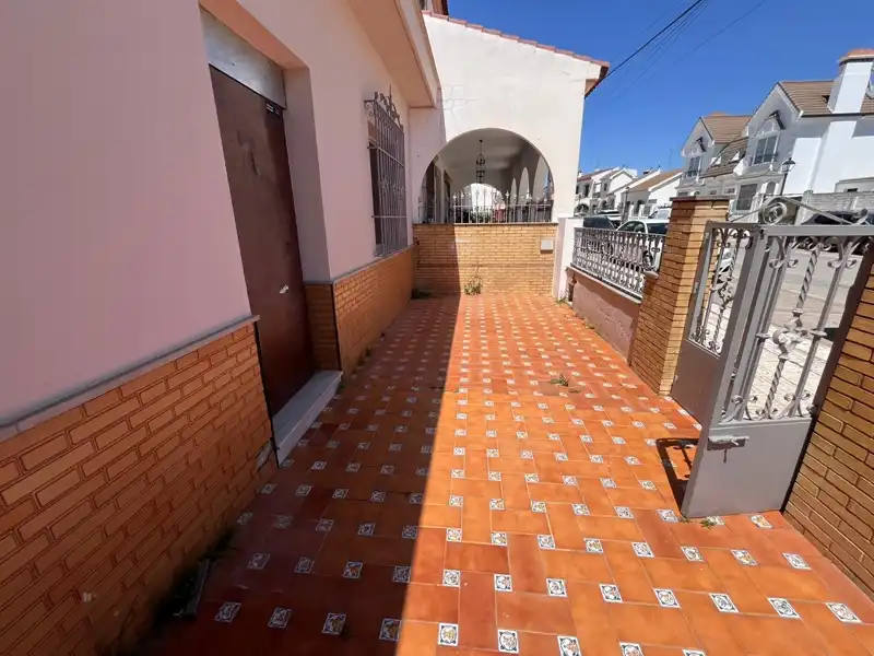 Vista exterior de Casa adosada en venta en Umbrete