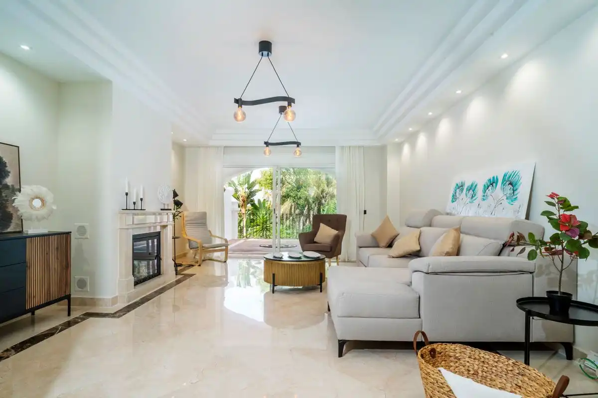 Sala de estar de Piso en venta en Marbella con Aire acondicionado, Calefacción y Jardín privado
