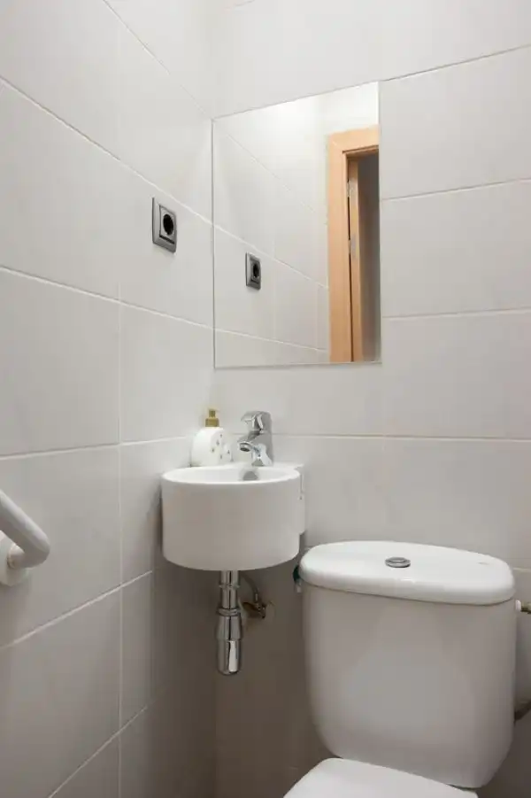 Badezimmer von Wohnungen zum Verkauf in Barcelona mit Möbliert, Ofen und Mikrowelle