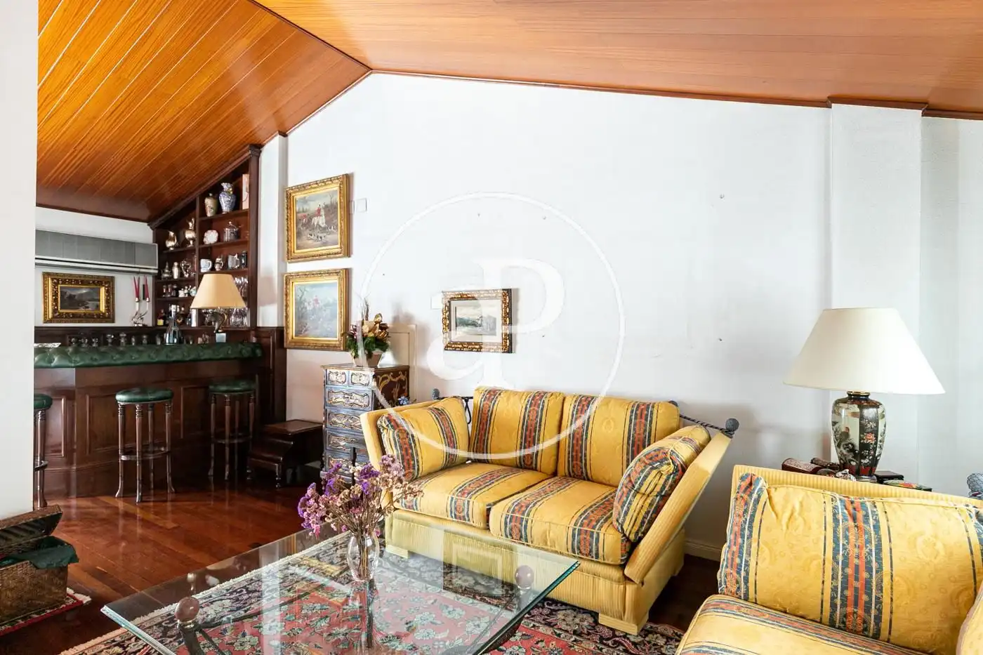 Wohnzimmer von Einfamilien-Reihenhaus zum Verkauf in Barcelona mit Klimaanlage, Heizung und Privatgarten