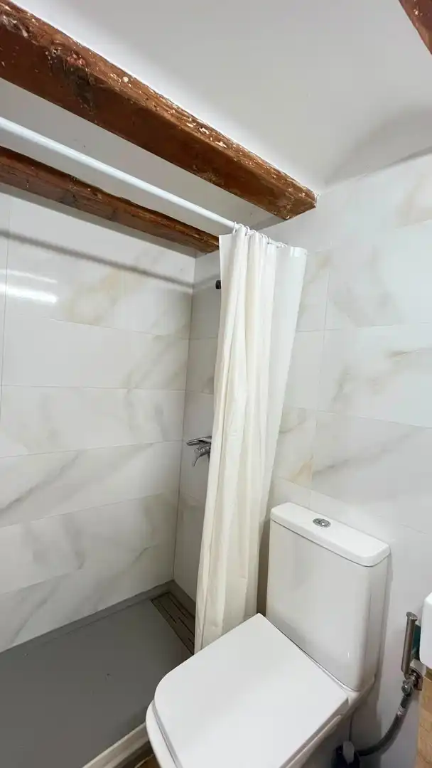 Badezimmer von Erdgeschoss zur Miete in Valencia mit Klimaanlage und Möbliert