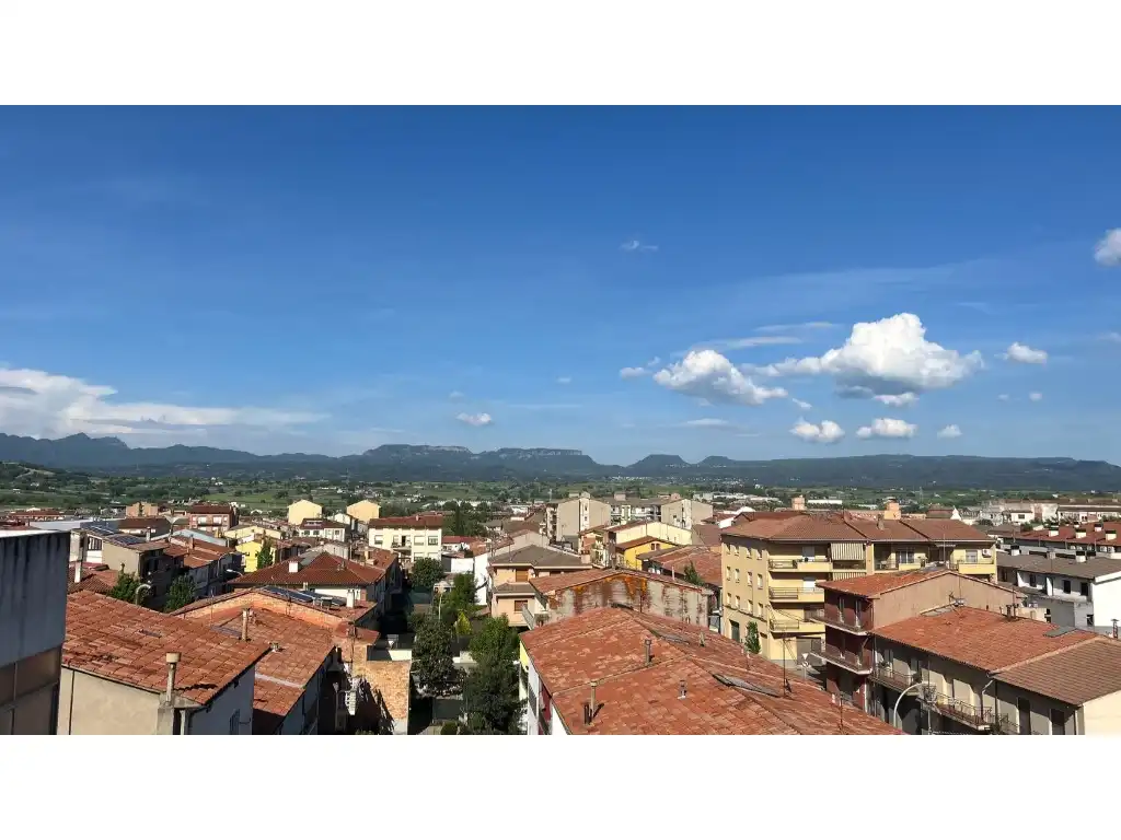 Vista exterior de Dúplex en venta en Manlleu con Horno y Balcón