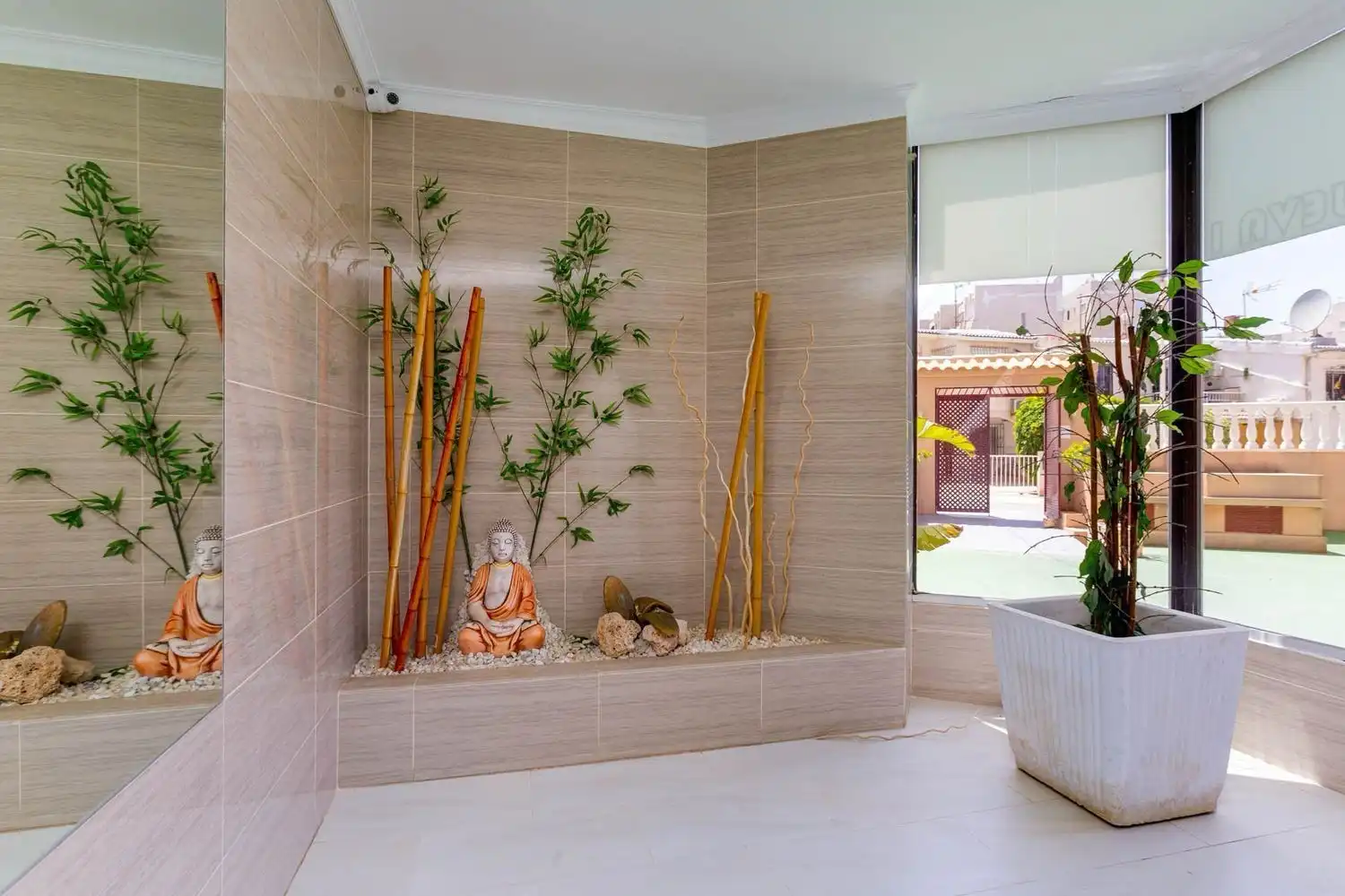 Baño de Apartamento de alquiler en Torrevieja con Amueblado, Lavadora y Microondas