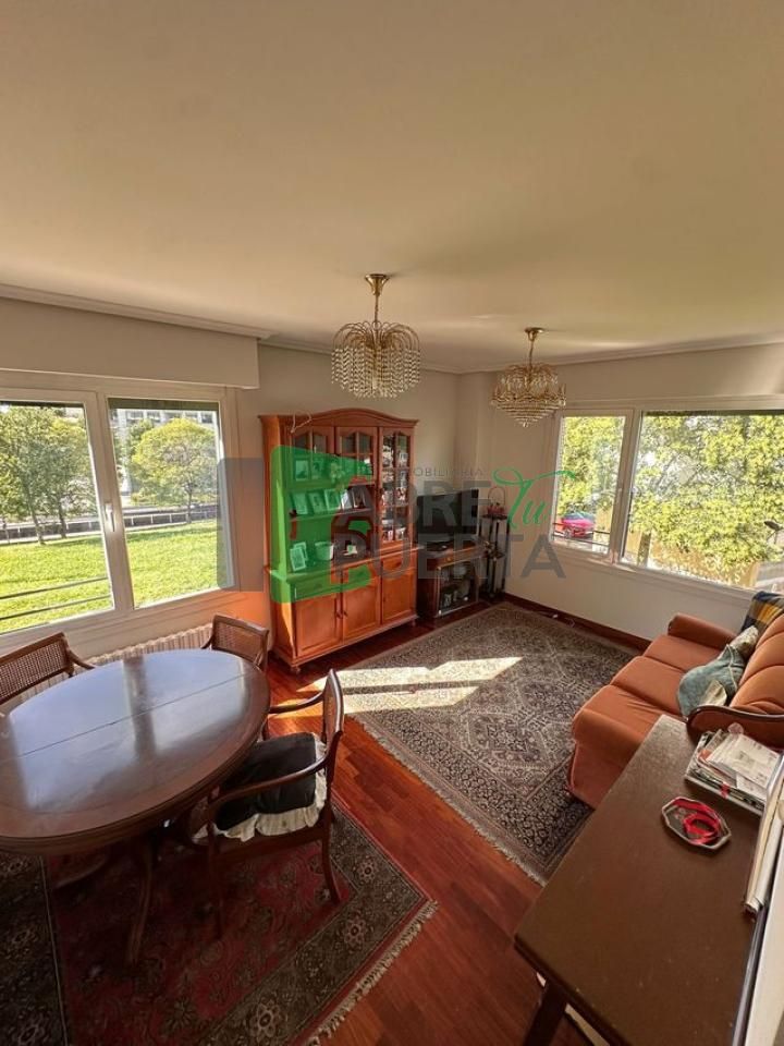 Sala d'estar de Pis en venda en Ourense Capital  amb Calefacció, Parquet i Traster