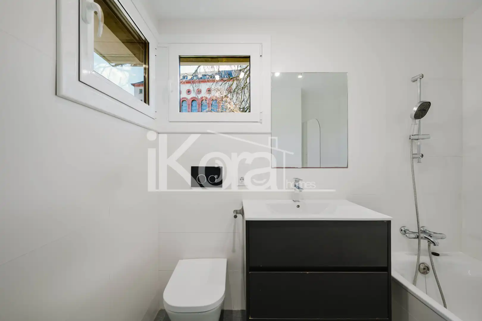 Bany de Dúplex en venda en Donostia - San Sebastián  amb Forn, Rentadora i Microones