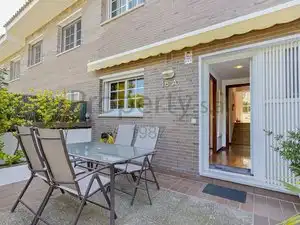 Vista exterior de Casa adosada en venta en Sant Cugat del Vallès con Aire acondicionado, Calefacción y Jardín privado