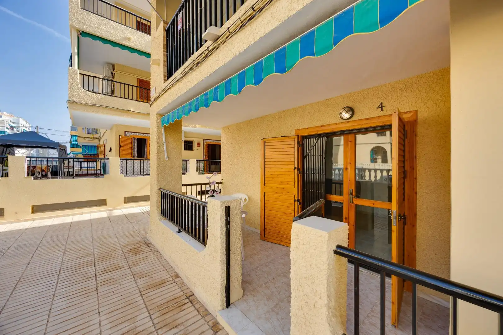 Terrasse von Erdgeschoss zum Verkauf in Torrevieja mit Terrasse, Möbliert und Gemeinschaftspool