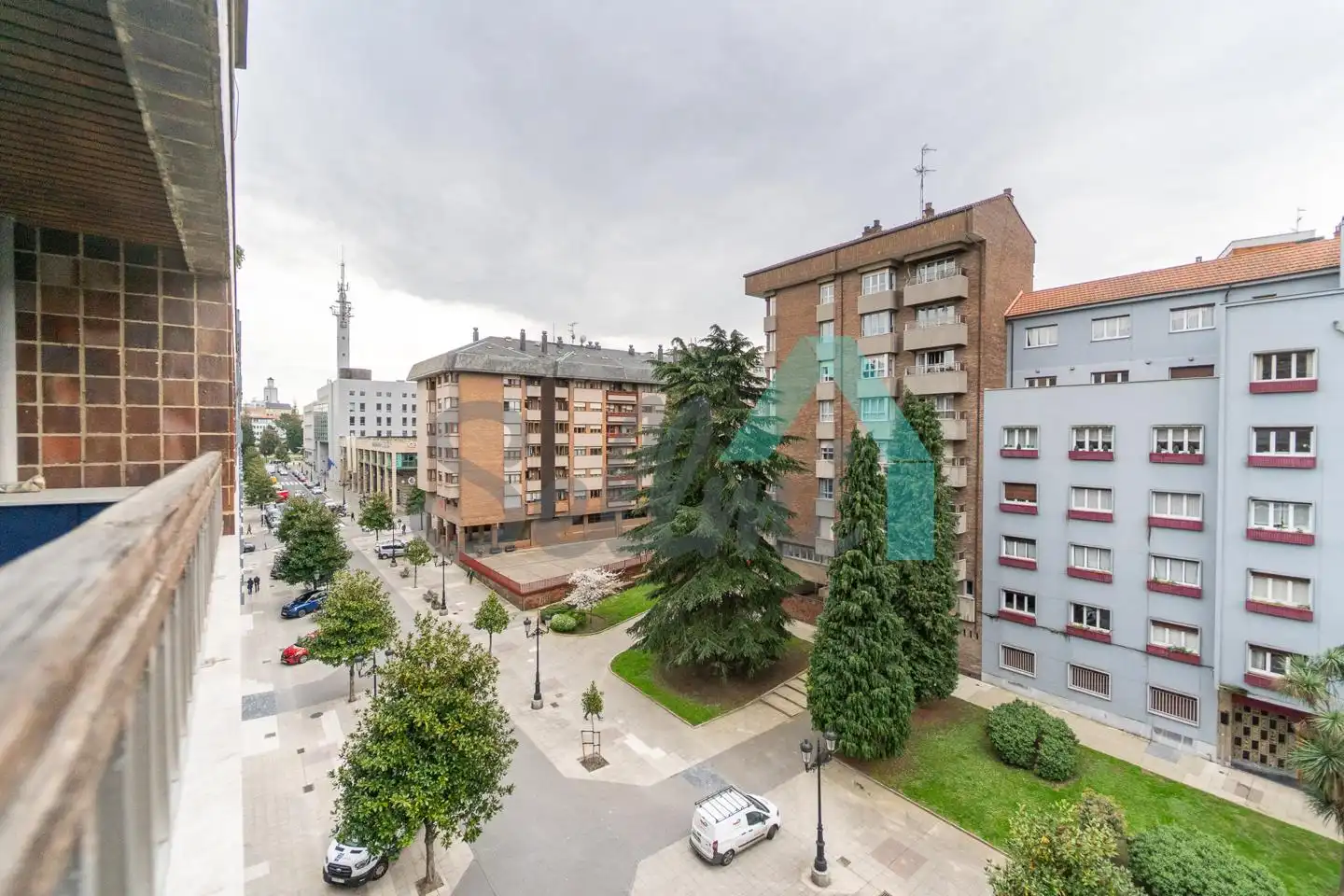 Vista exterior de Piso en venta en Oviedo  con Calefacción, Parquet y Terraza