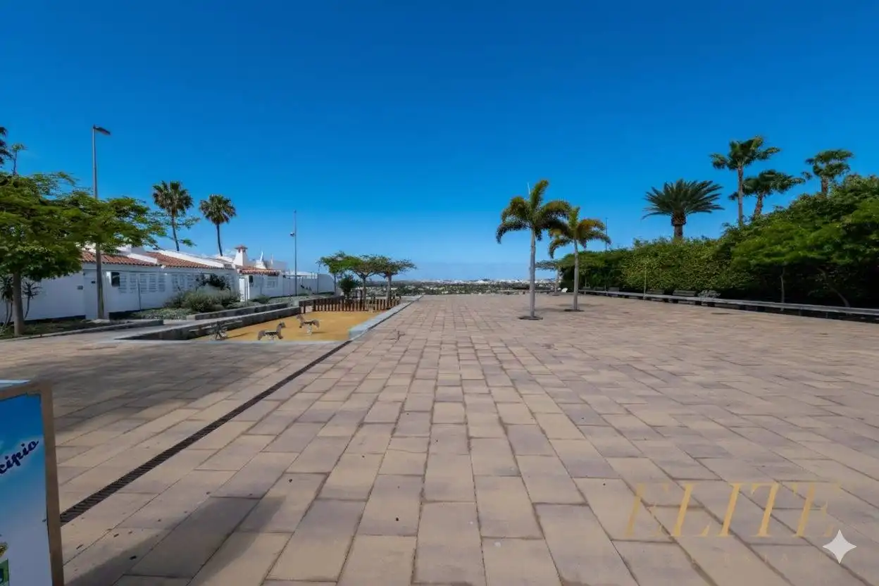 Exterior view of Detached homes for sale in San Bartolomé de Tirajana  with Air Conditioner, Private garden and Parquet flooring