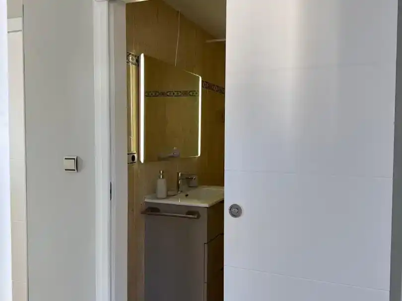 Badezimmer von Wohnung zur Miete in Miramar mit Klimaanlage, Schwimmbad und Balkon