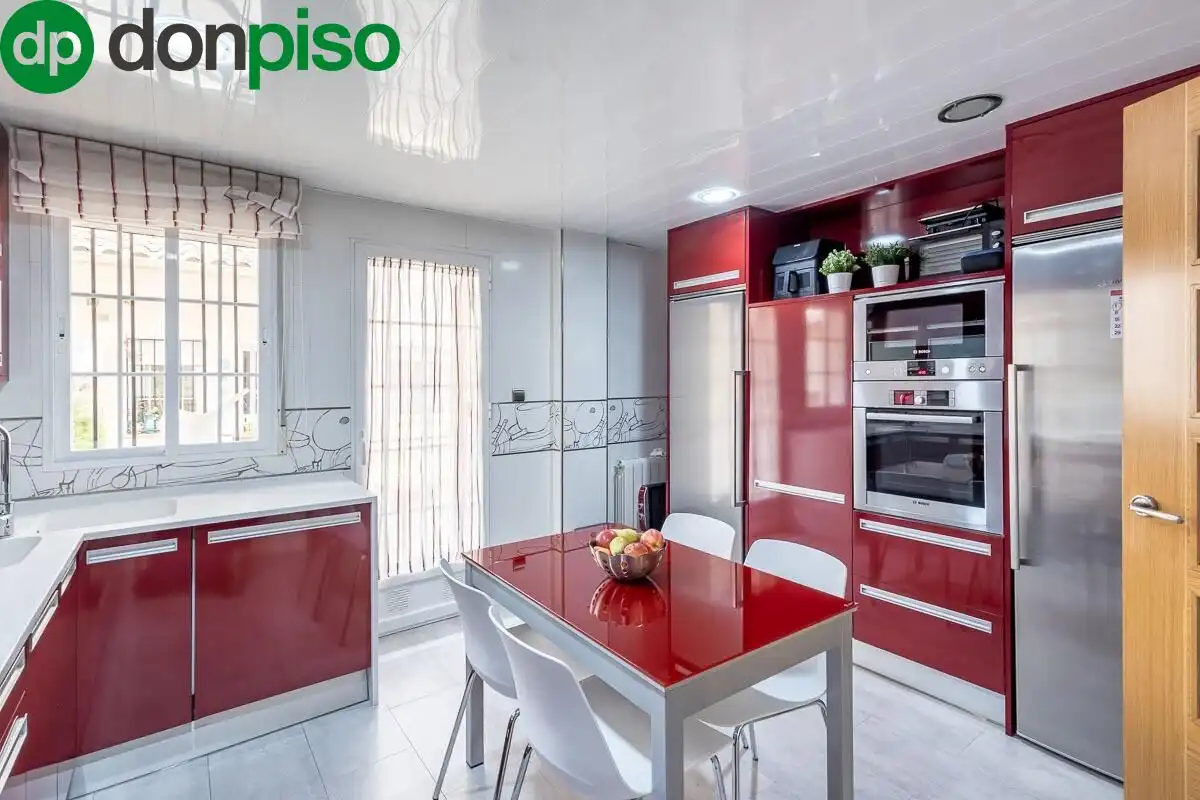 Cocina de Casa adosada en venta en Churriana de la Vega con Aire acondicionado, Jardín privado y Terraza