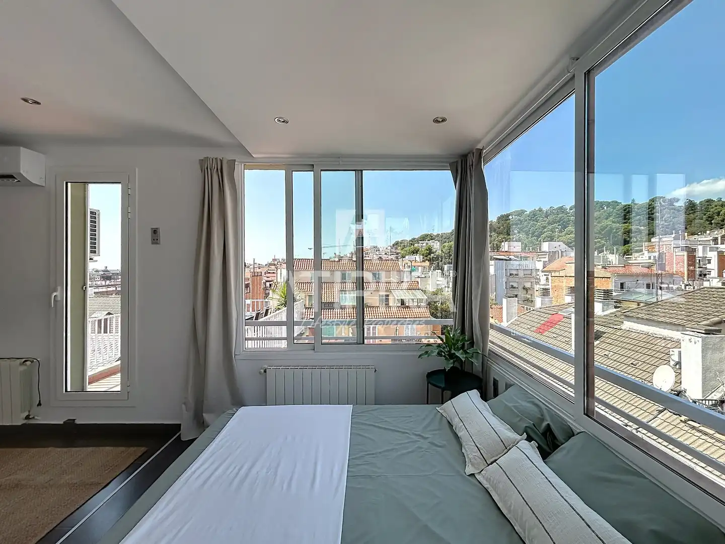 Schlafzimmer von Dachboden zur Miete in Barcelona mit Klimaanlage, Heizung und Terrasse