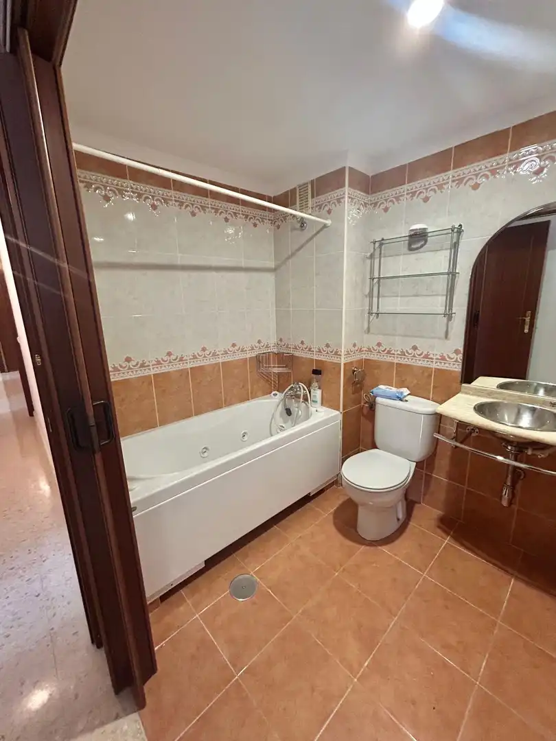 Bathroom of Flat for sale in Sevilla  with Air Conditioner and Community pool