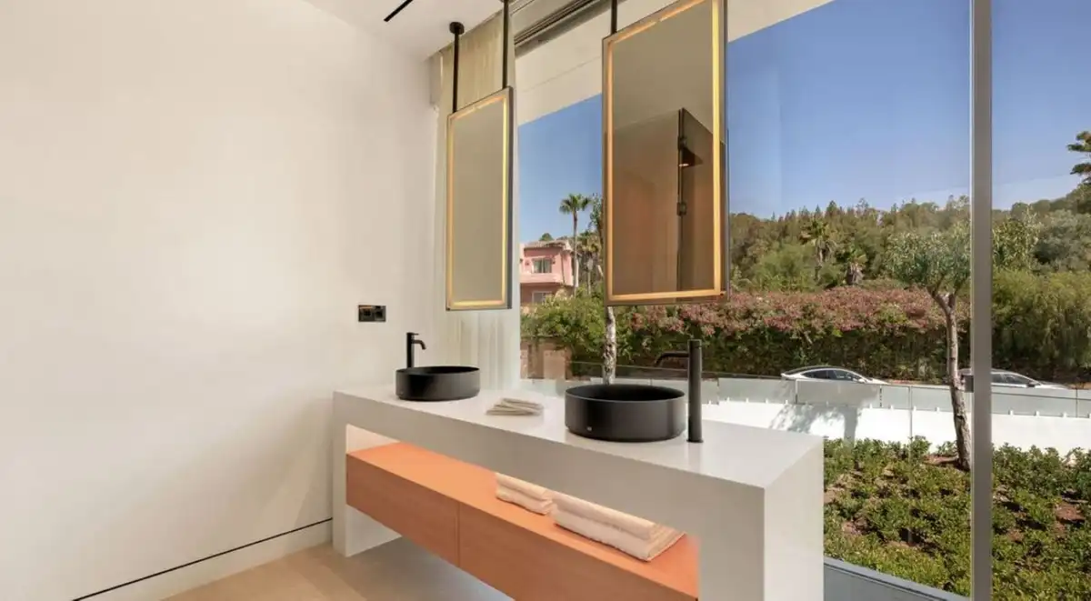 Badezimmer von Haus oder Chalet zum Verkauf in Marbella mit Klimaanlage, Privatgarten und Terrasse