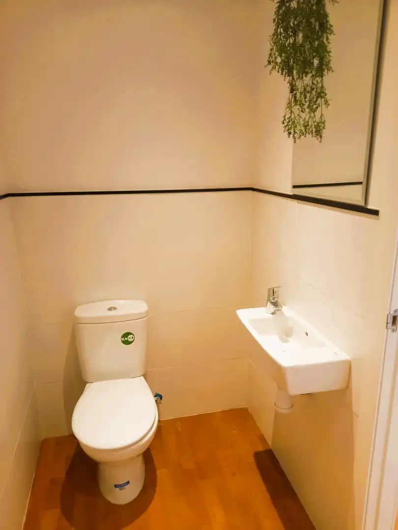 Badezimmer von Geschaftsraum zur Miete in Valencia mit Klimaanlage