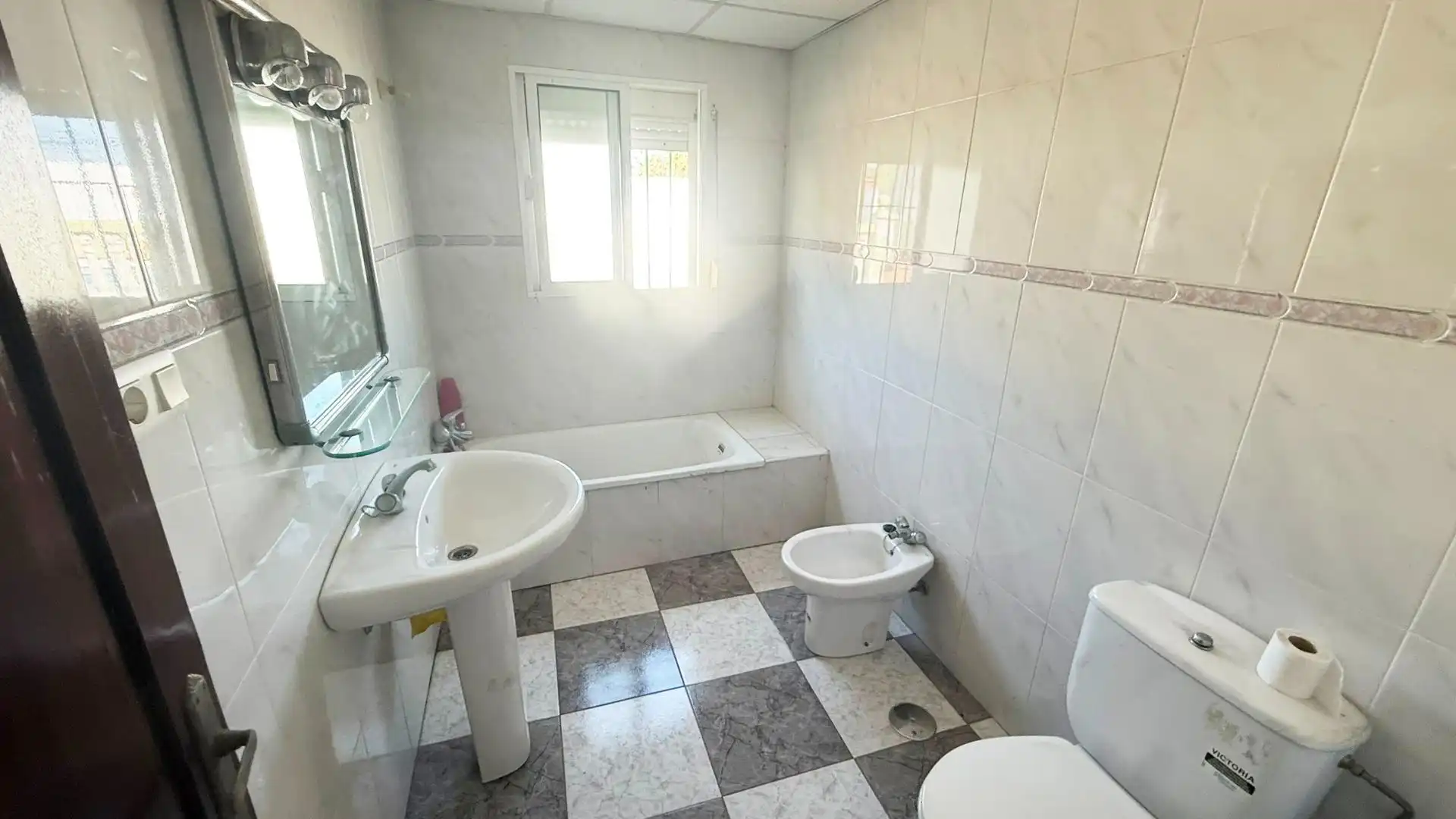 Bany de Casa o xalet en venda en Chiclana de la Frontera amb Jardí privat, Terrassa i Traster