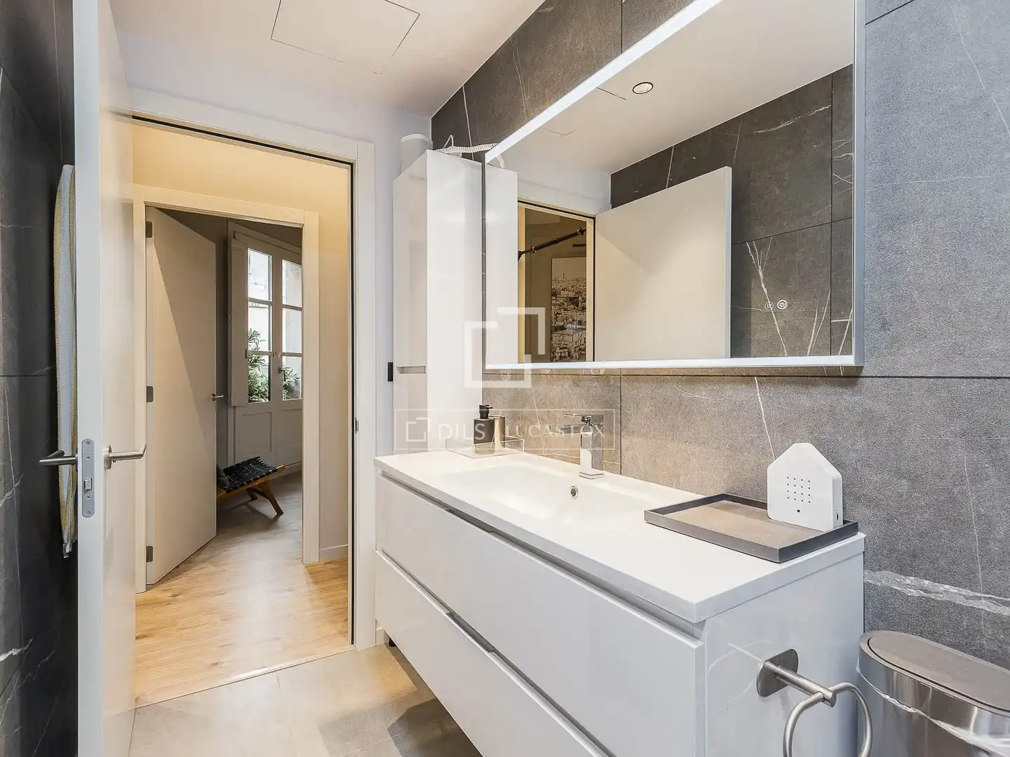 Bathroom of Attic for sale in Barcelona  with Air Conditioner, Heating and Parquet flooring