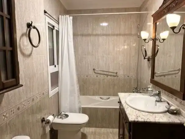Baño de Piso para compartir en Almería con Aire acondicionado, Trastero y Amueblado