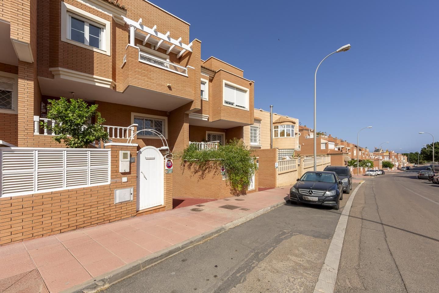 Vista exterior de Casa o xalet en venda en  Almería Capital amb Aire condicionat, Calefacció i Jardí privat