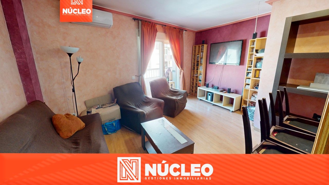 Sala d'estar de Pis en venda en Torrevieja amb Aire condicionat, Terrassa i Moblat