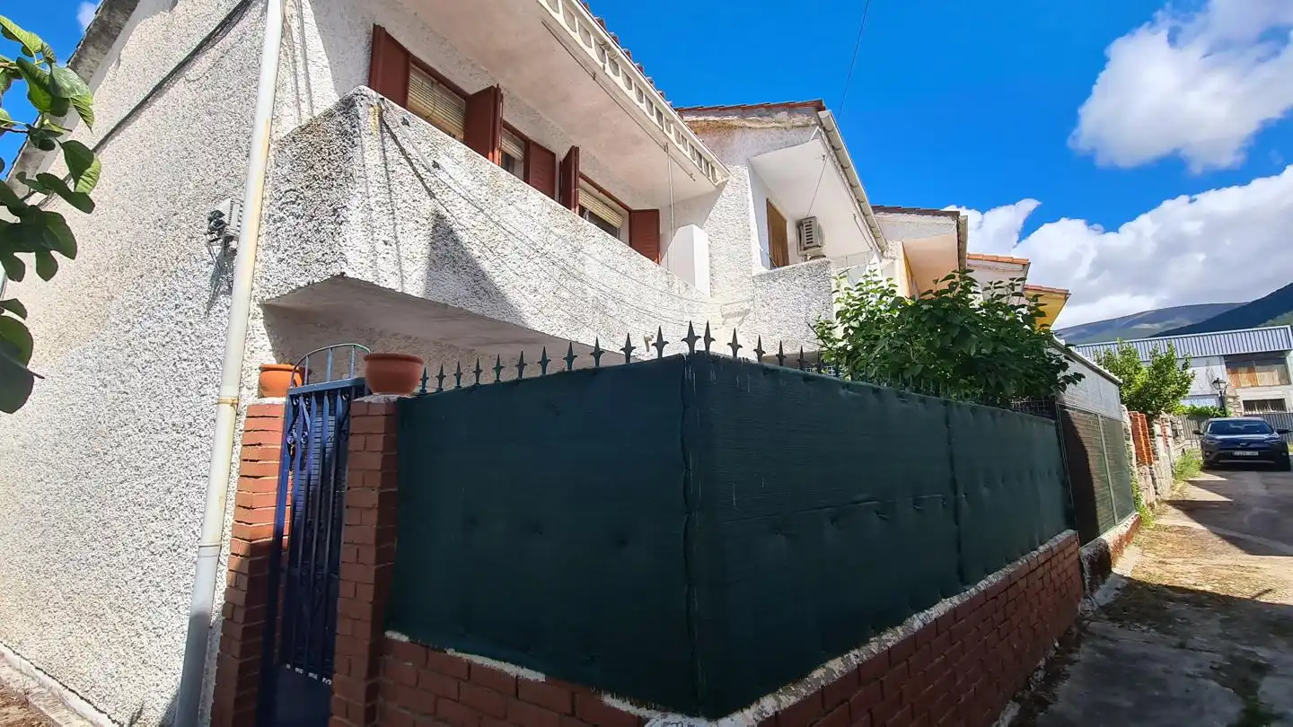 Vista exterior de Casa o xalet en venda en La Adrada  amb Terrassa