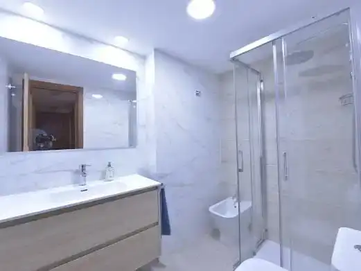 Bany de Pis en venda en  Madrid Capital amb Aire condicionat, Terrassa i Balcó