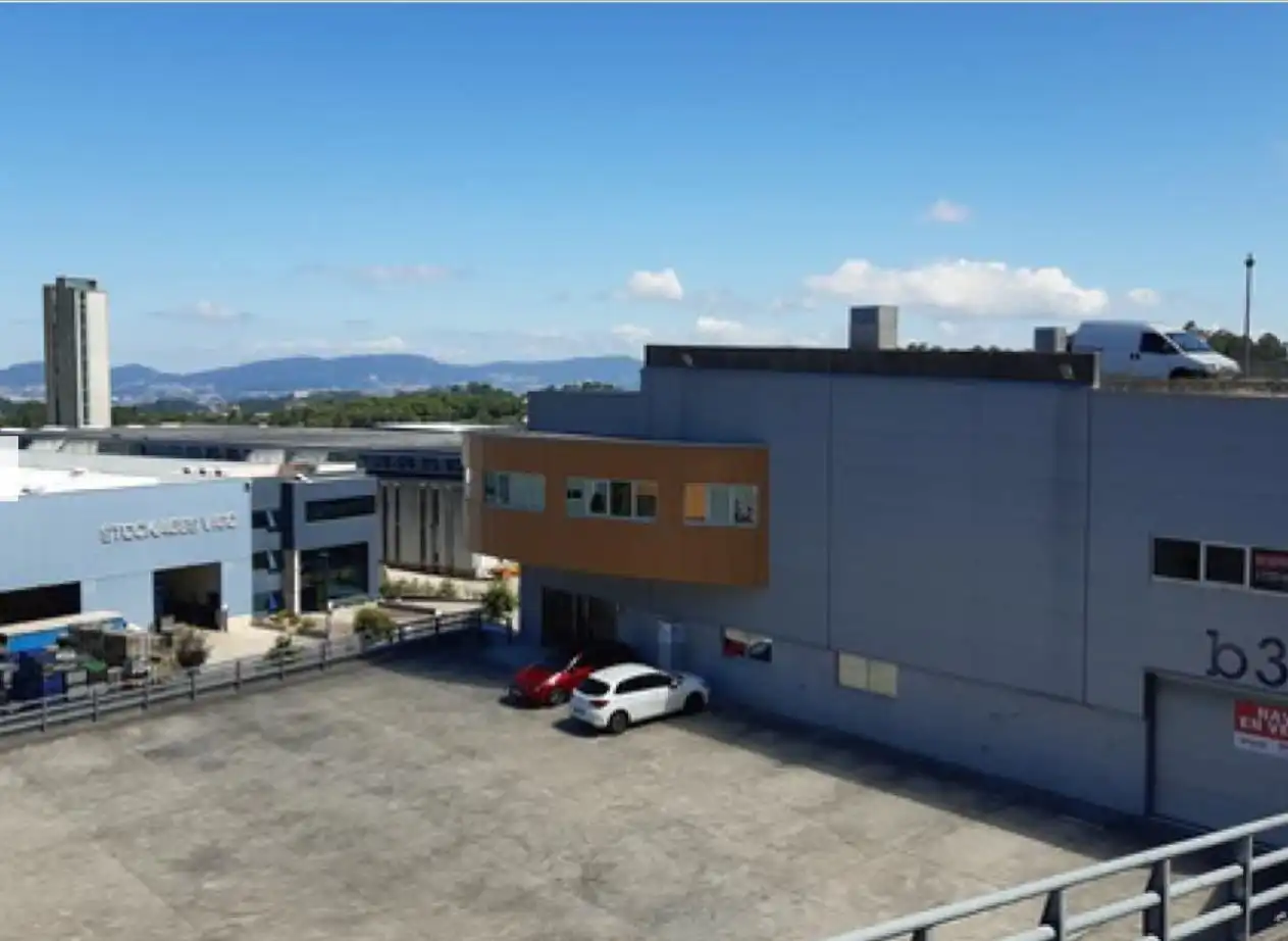 Vista exterior de Nave industrial en venta en Vigo 